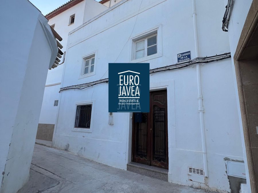 Townhouse in Jávea with views and great renovation potential