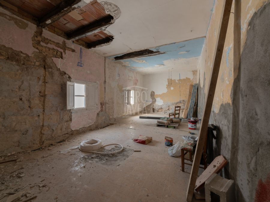 Dorpshuis in Jávea met uitzicht en veel renovatiepotentieel