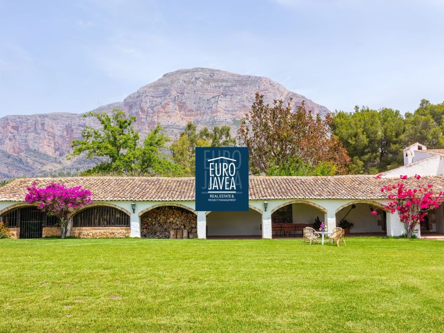 En exclusiva Finca Banyan en Jávea, a los pies del Montgó