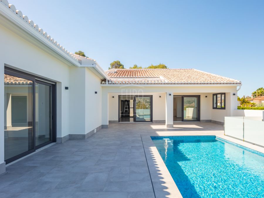 Villa Paros de plain-pied en construction avec vue dégagée sur le Montgó