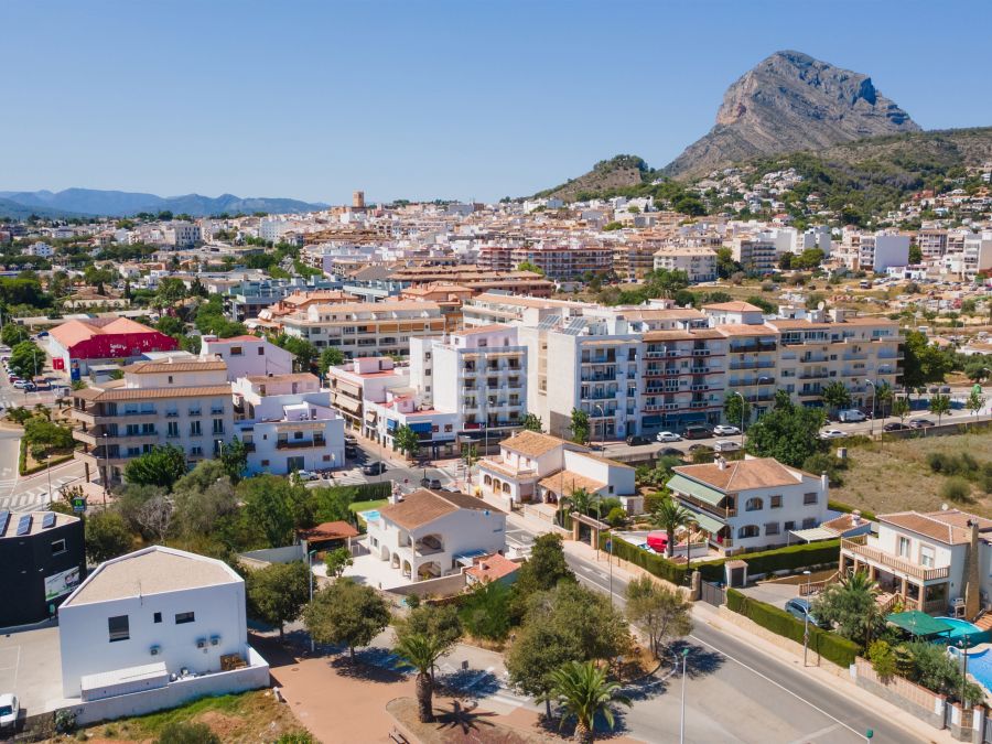 Urban plot for sale just a few minutes from the port of Jávea.