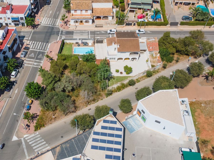 Urban plot for sale just a few minutes from the port of Jávea.