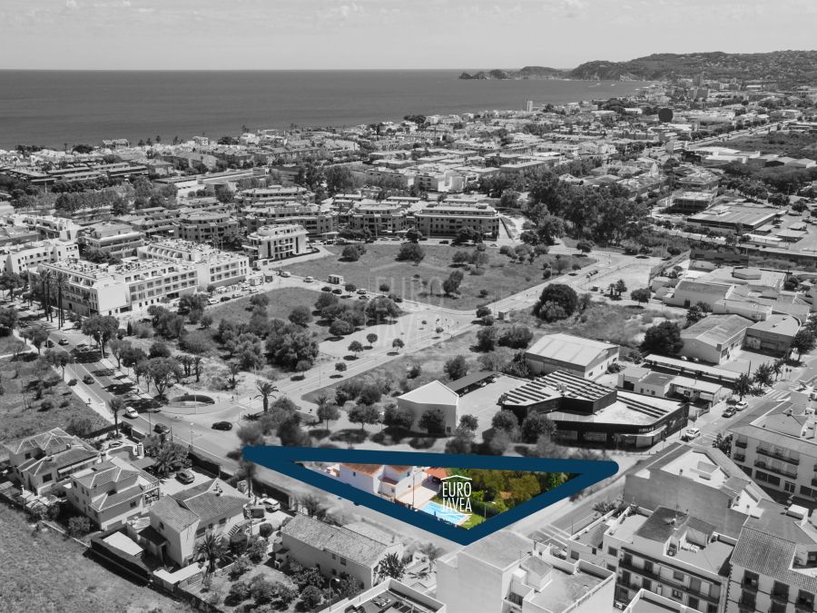 Urban plot for sale just a few minutes from the port of Jávea.