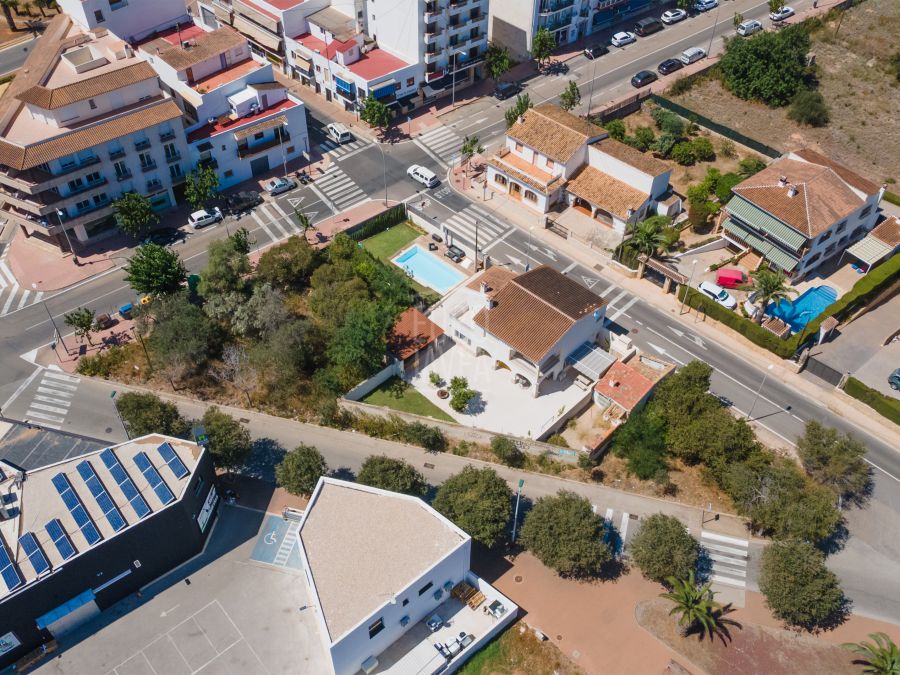 Urban plot for sale just a few minutes from the port of Jávea.