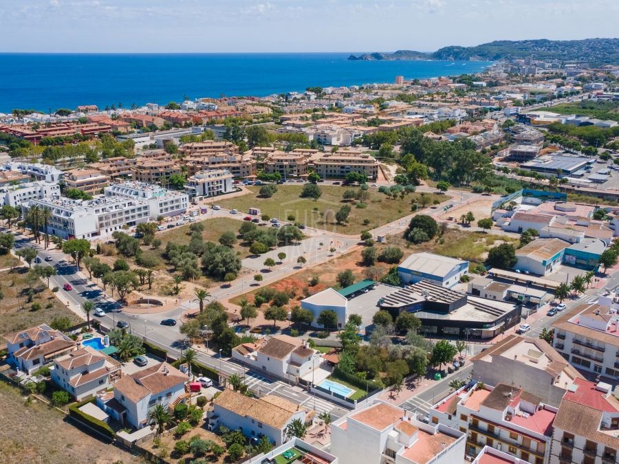 Urban plot for sale just a few minutes from the port of Jávea.