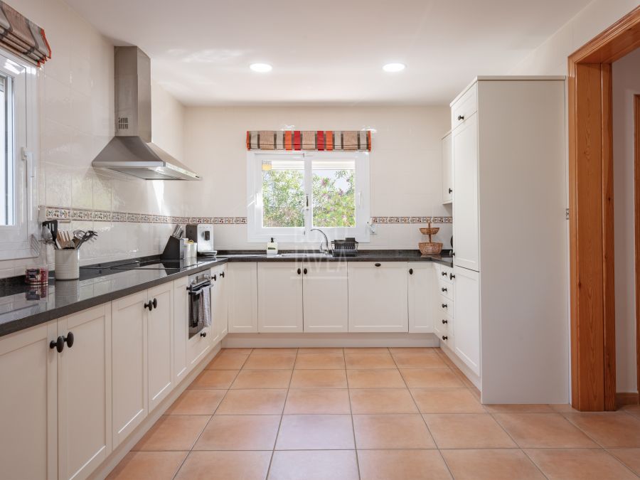 Exclusive sunny, move-in ready villa Silva in Jávea with stunning Montgó views