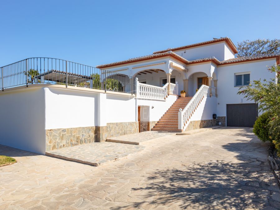 Exclusive sunny, move-in ready villa Silva in Jávea with stunning Montgó views