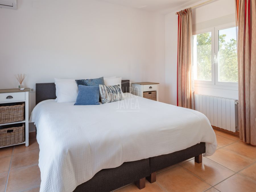 Exclusive sunny, move-in ready villa Silva in Jávea with stunning Montgó views