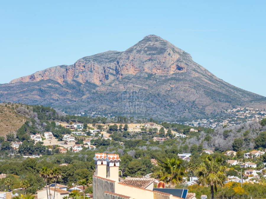 Exclusive sunny, move-in ready villa Silva in Jávea with stunning Montgó views