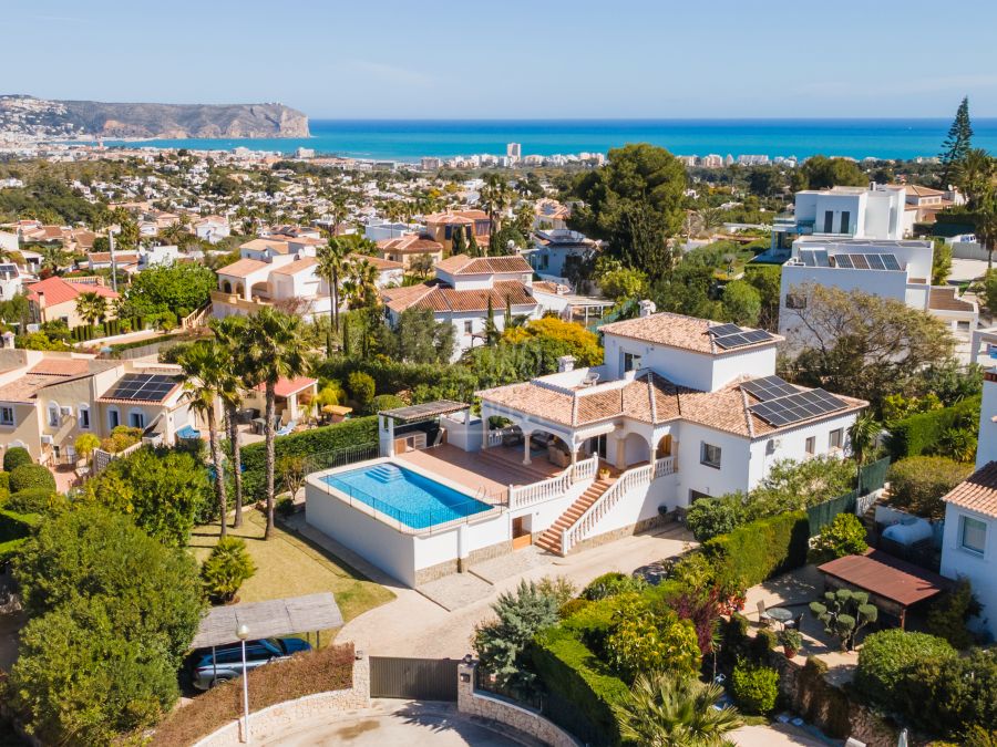 Exclusive sunny, move-in ready villa Silva in Jávea with stunning Montgó views