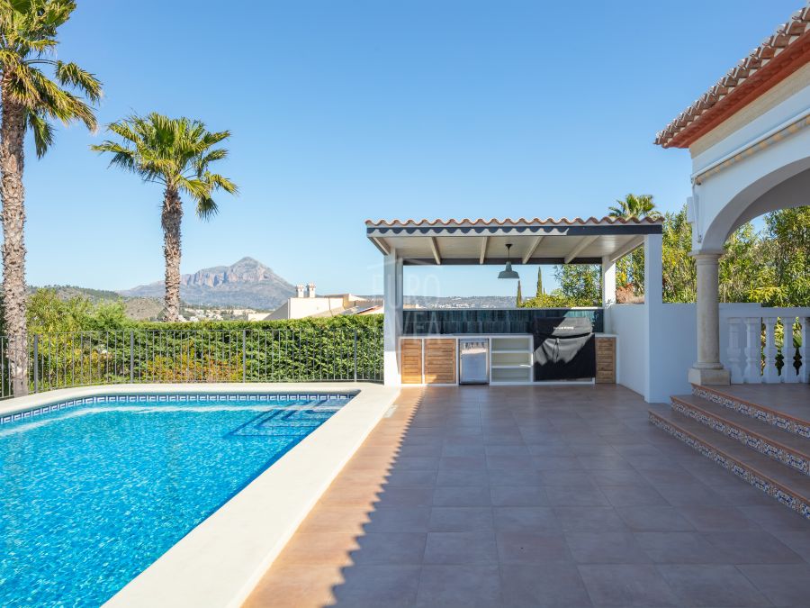 Exclusive sunny, move-in ready villa Silva in Jávea with stunning Montgó views