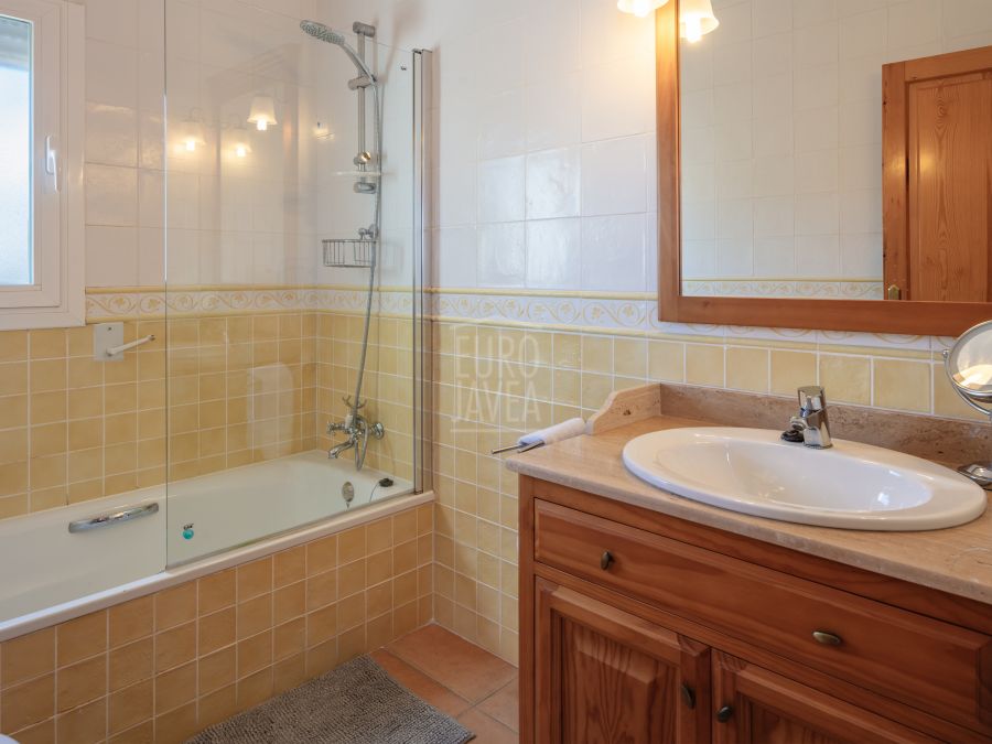 Exclusive sunny, move-in ready villa Silva in Jávea with stunning Montgó views