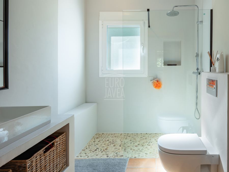 Exclusive sunny, move-in ready villa Silva in Jávea with stunning Montgó views