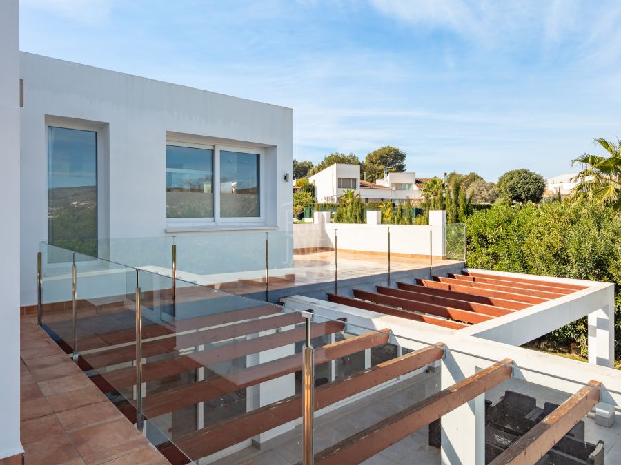 Villa Canto, modern luxury with pool and views of Montgó