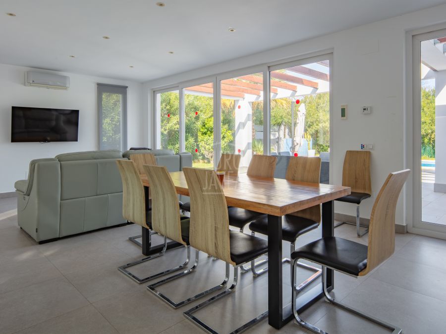 Villa Canto, modern luxury with pool and views of Montgó