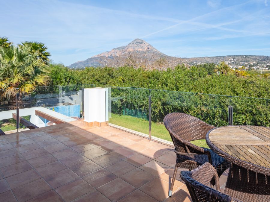 Villa Canto, modern luxury with pool and views of Montgó