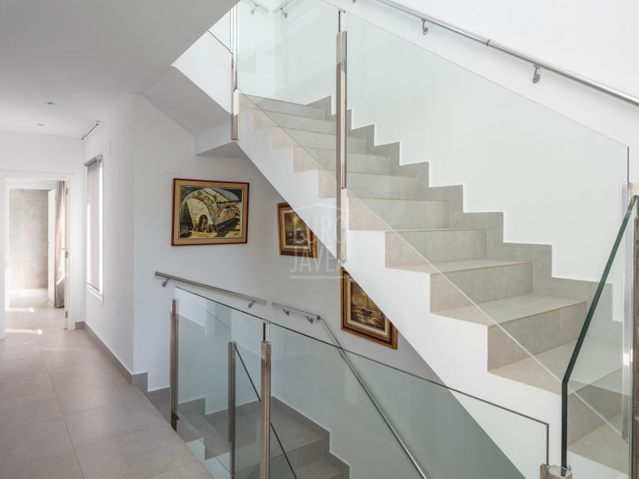 Villa Canto, modern luxury with pool and views of Montgó