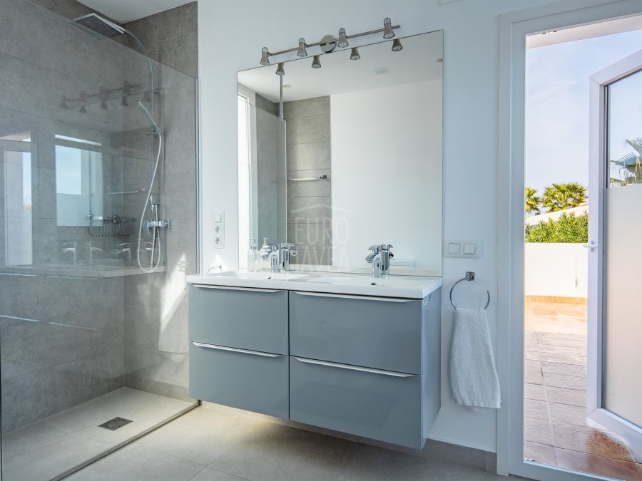 Villa Canto, modern luxury with pool and views of Montgó