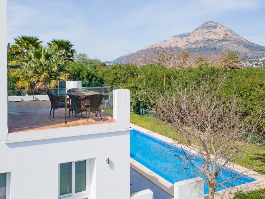 Villa Canto, modern luxury with pool and views of Montgó