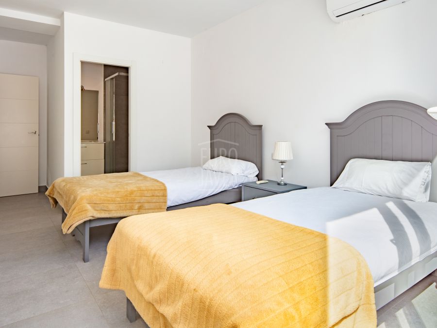 Villa Canto, modern luxury with pool and views of Montgó