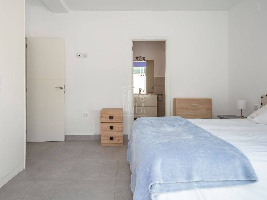 Villa Canto, modern luxury with pool and views of Montgó