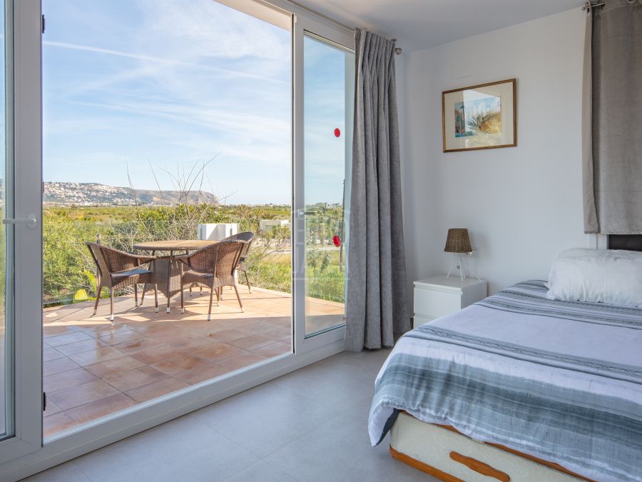 Villa Canto, modern luxury with pool and views of Montgó