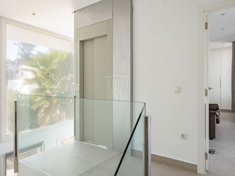 Villa Canto, modern luxury with pool and views of Montgó