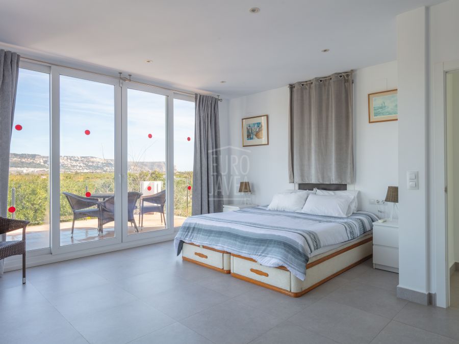 Villa Canto, modern luxury with pool and views of Montgó