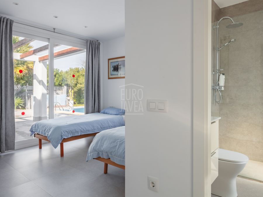 Villa Canto, modern luxury with pool and views of Montgó