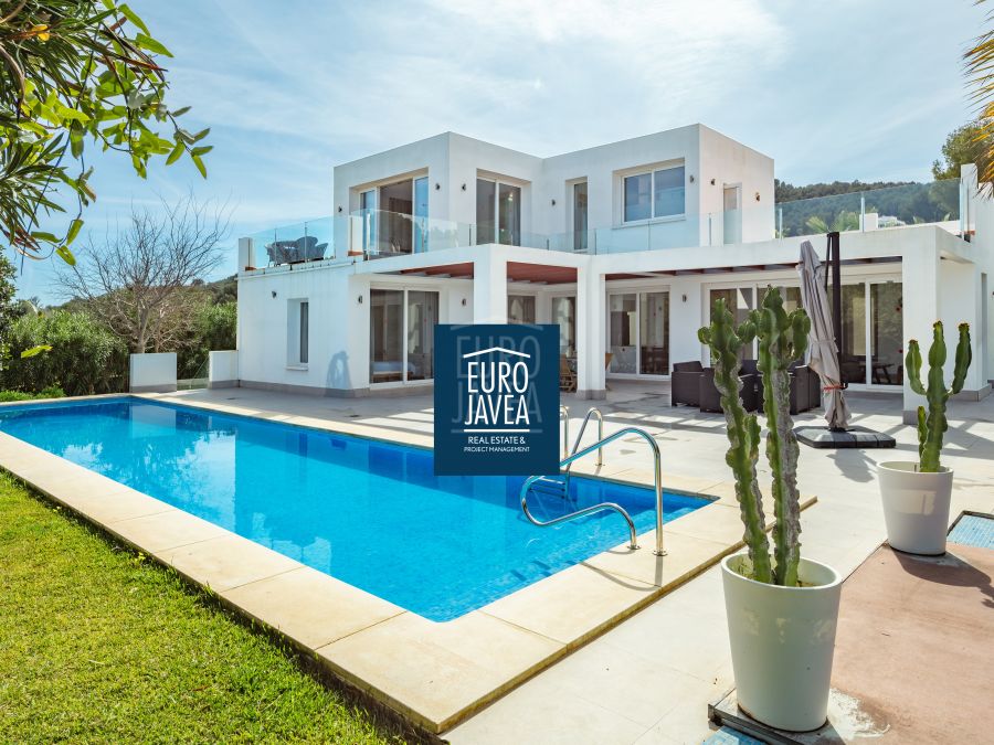 Villa Canto, modern luxury with pool and views of Montgó