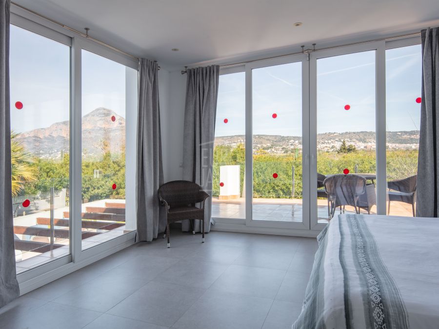 Villa Canto, modern luxury with pool and views of Montgó