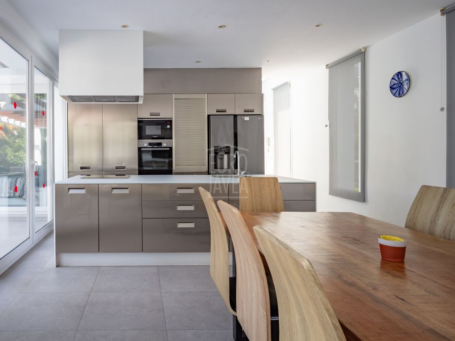 Villa Canto, modern luxury with pool and views of Montgó