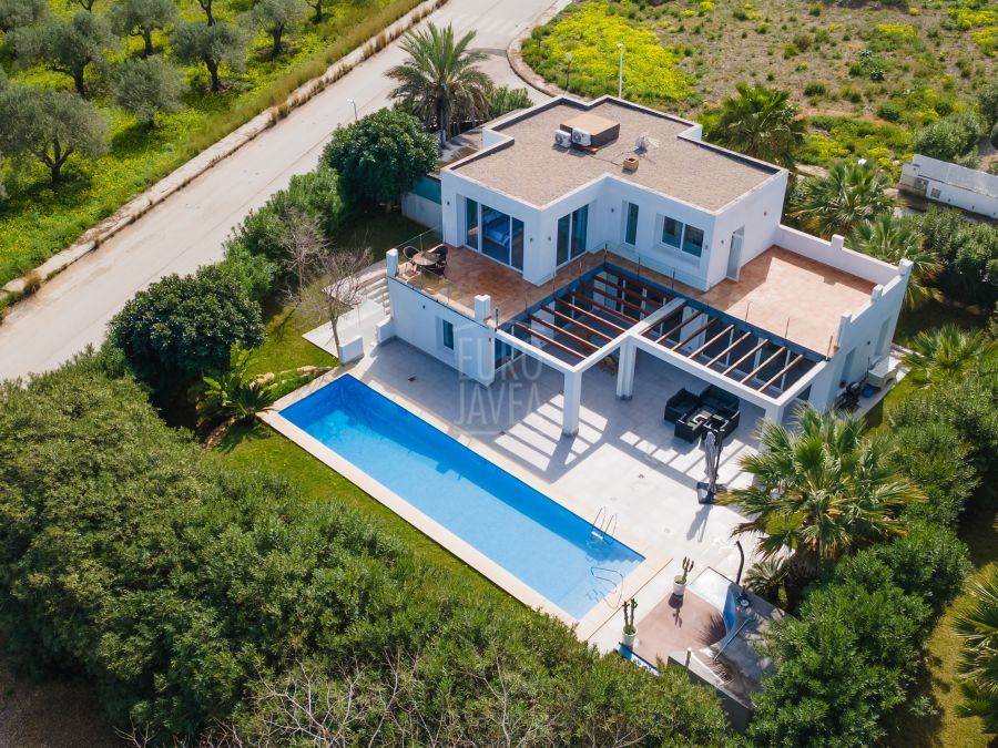 Villa Canto, modern luxury with pool and views of Montgó