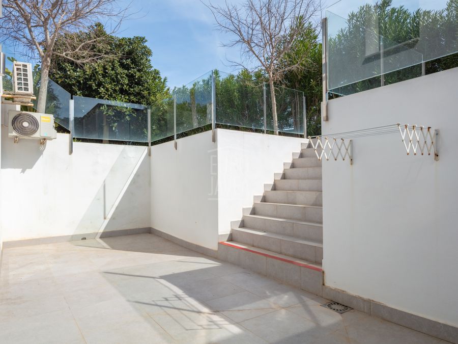 Villa Canto, modern luxury with pool and views of Montgó