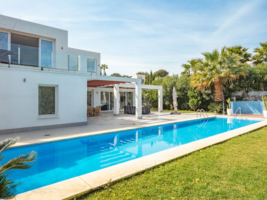 Villa Canto, modern luxury with pool and views of Montgó