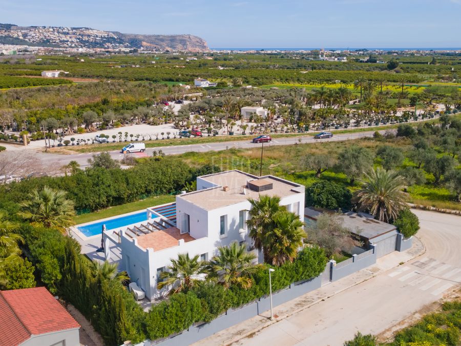 Villa Canto, modern luxury with pool and views of Montgó