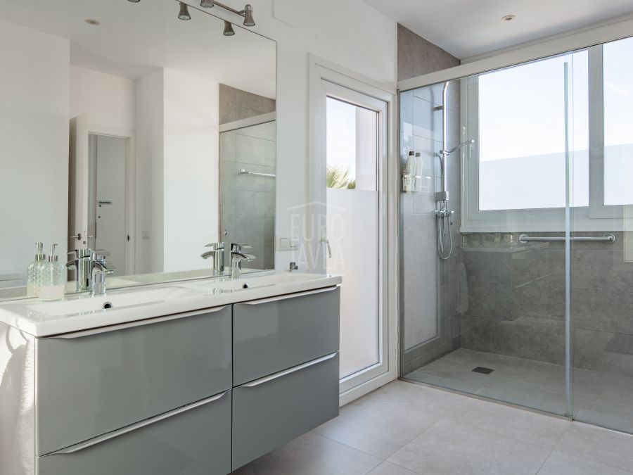 Villa Canto, modern luxury with pool and views of Montgó