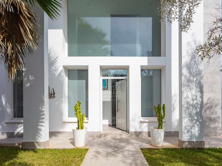 Villa Canto, modern luxury with pool and views of Montgó