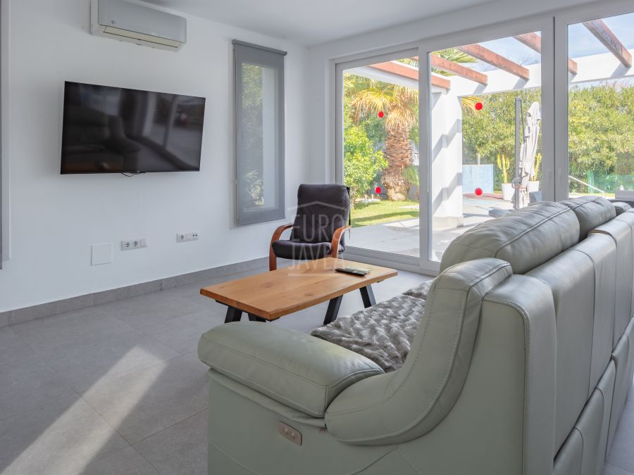 Villa Canto, modern luxury with pool and views of Montgó