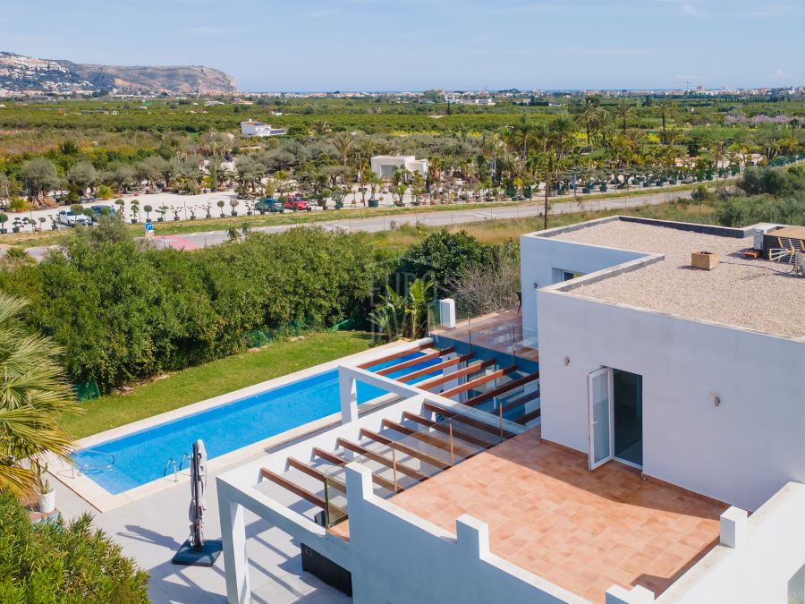 Villa Canto, modern luxury with pool and views of Montgó