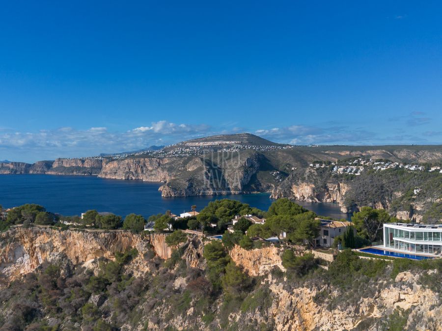 Villa Ambolo, une propriété emblématique en bord de falaise avec une vue infinie sur la mer