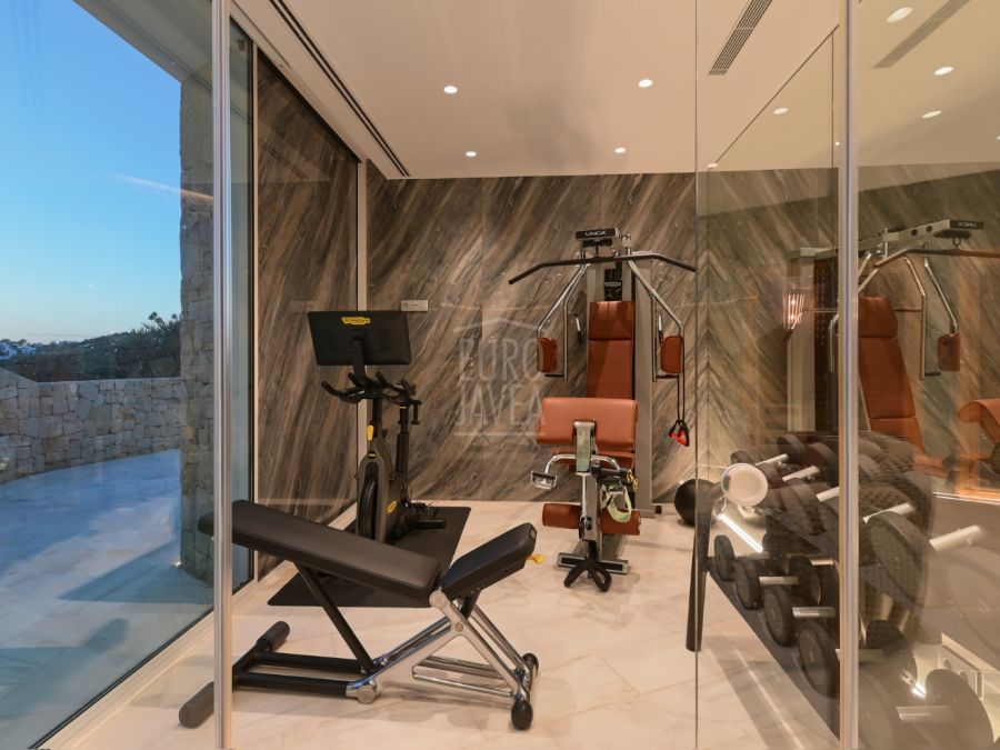 Villa Ambolo, une propriété emblématique en bord de falaise avec une vue infinie sur la mer