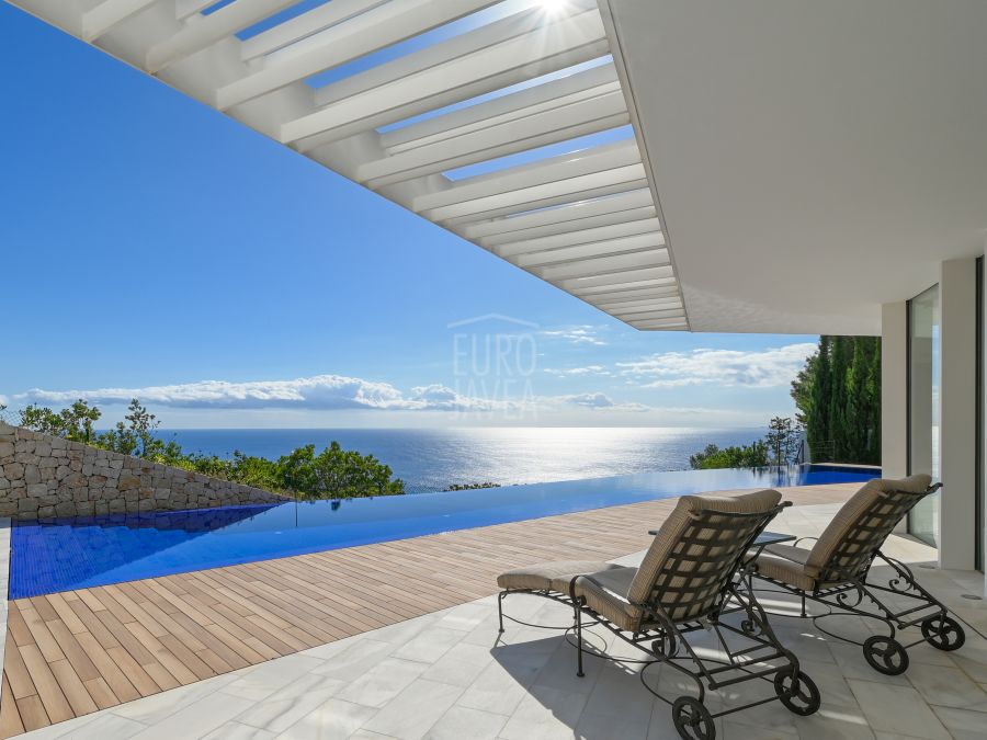 Villa Ambolo, une propriété emblématique en bord de falaise avec une vue infinie sur la mer