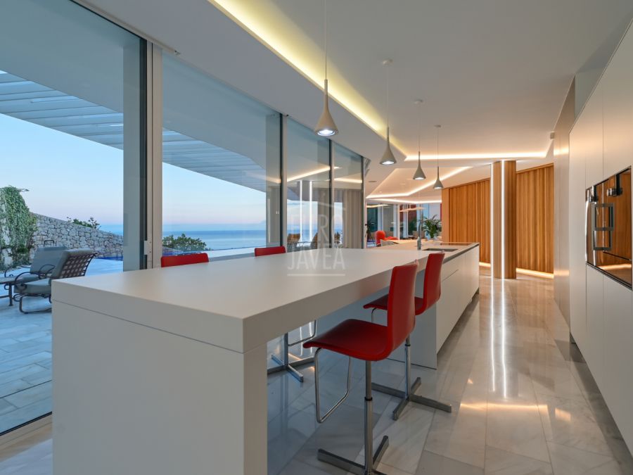 Villa Ambolo, une propriété emblématique en bord de falaise avec une vue infinie sur la mer