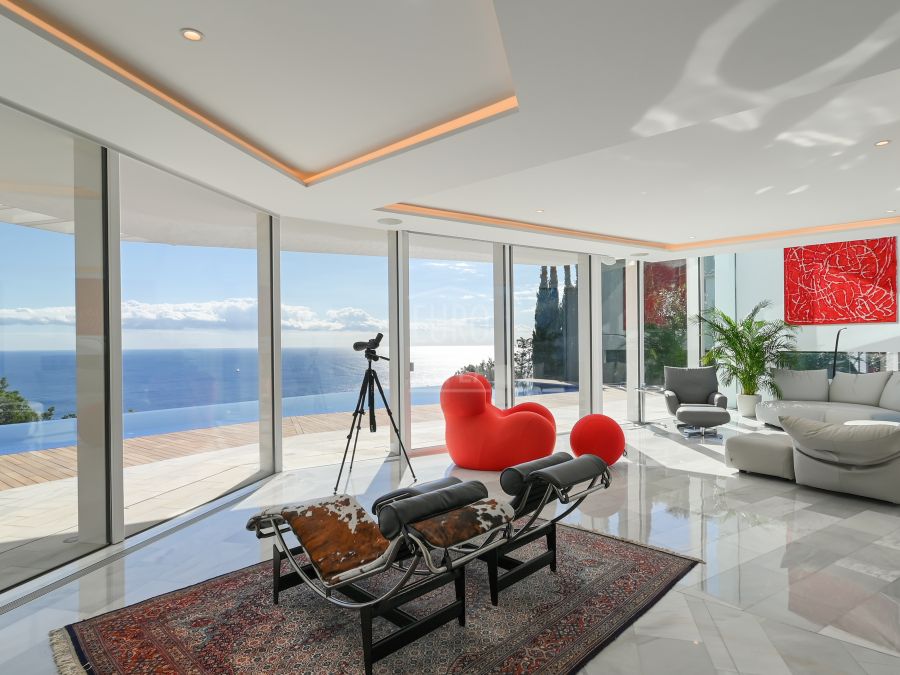 Villa Ambolo, une propriété emblématique en bord de falaise avec une vue infinie sur la mer