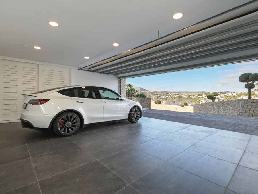 Villa Ambolo, une propriété emblématique en bord de falaise avec une vue infinie sur la mer