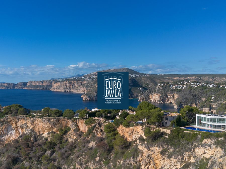 Villa Ambolo, une propriété emblématique en bord de falaise avec une vue infinie sur la mer