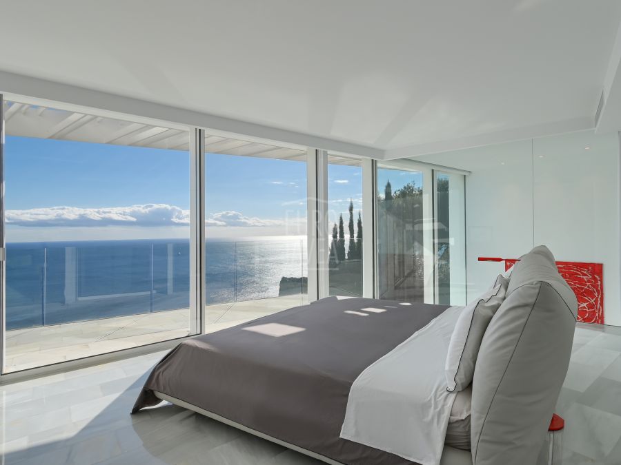 Villa Ambolo, une propriété emblématique en bord de falaise avec une vue infinie sur la mer