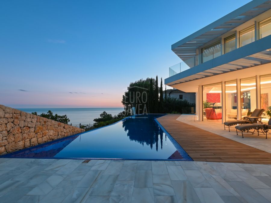 Villa Ambolo, une propriété emblématique en bord de falaise avec une vue infinie sur la mer