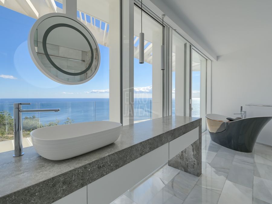 Villa Ambolo, une propriété emblématique en bord de falaise avec une vue infinie sur la mer